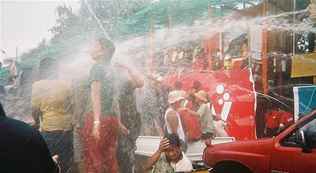 ミャンマー　水掛け祭り