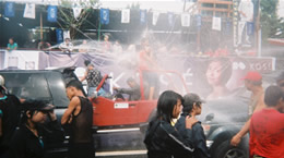 ミャンマー　水掛け祭り